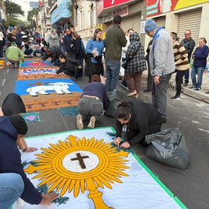 Imagem da notícia CELEBRAÇÃO DE CORPUS CHRISTI REÚNE MILHARES DE FIÉIS