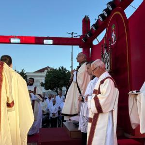 Imagem da notícia CELEBRAÇÃO DE CORPUS CHRISTI REÚNE MILHARES DE FIÉIS