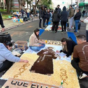Imagem da notícia CELEBRAÇÃO DE CORPUS CHRISTI REÚNE MILHARES DE FIÉIS