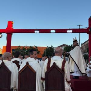 Imagem da notícia CELEBRAÇÃO DE CORPUS CHRISTI REÚNE MILHARES DE FIÉIS