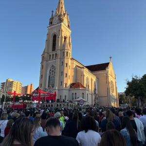 Imagem da notícia CELEBRAÇÃO DE CORPUS CHRISTI REÚNE MILHARES DE FIÉIS