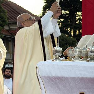 Imagem da notícia CELEBRAÇÃO DE CORPUS CHRISTI REÚNE MILHARES DE FIÉIS