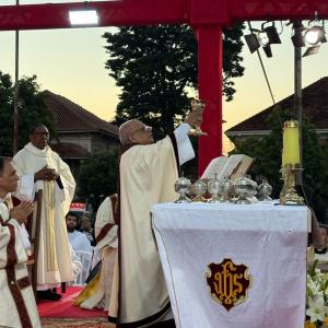 Imagem da notícia CELEBRAÇÃO DE CORPUS CHRISTI REÚNE MILHARES DE FIÉIS