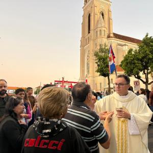 Imagem da notícia CELEBRAÇÃO DE CORPUS CHRISTI REÚNE MILHARES DE FIÉIS