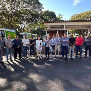 Imagem da notícia PREFEITURA DE JAHU ENTREGA 12 NOVOS CAMINHÕES DE LIXO E MUNICIPALIZA A COLETA DE RESÍDUOS SÓLIDOS