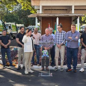 Imagem da notícia PREFEITURA DE JAHU ENTREGA 12 NOVOS CAMINHÕES DE LIXO E MUNICIPALIZA A COLETA DE RESÍDUOS SÓLIDOS