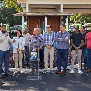 Imagem da notícia PREFEITURA DE JAHU ENTREGA 12 NOVOS CAMINHÕES DE LIXO E MUNICIPALIZA A COLETA DE RESÍDUOS SÓLIDOS