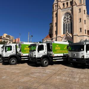 Imagem da notícia PREFEITURA DE JAHU ENTREGA 12 NOVOS CAMINHÕES DE LIXO E MUNICIPALIZA A COLETA DE RESÍDUOS SÓLIDOS
