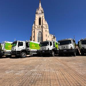 Imagem da notícia PREFEITURA DE JAHU ENTREGA 12 NOVOS CAMINHÕES DE LIXO E MUNICIPALIZA A COLETA DE RESÍDUOS SÓLIDOS