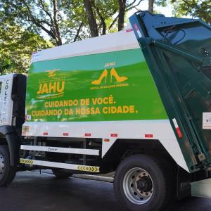 Imagem da notícia PREFEITURA DE JAHU ENTREGA 12 NOVOS CAMINHÕES DE LIXO E MUNICIPALIZA A COLETA DE RESÍDUOS SÓLIDOS