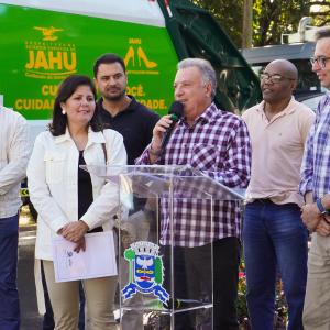 Imagem da notícia PREFEITURA DE JAHU ENTREGA 12 NOVOS CAMINHÕES DE LIXO E MUNICIPALIZA A COLETA DE RESÍDUOS SÓLIDOS