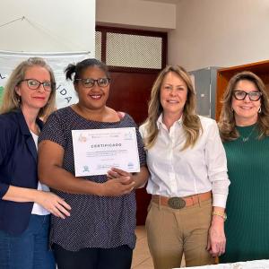 Imagem da notícia ESCOLA DE MODA CELEBRA A FORMATURA DE NOVA TURMA DO CURSO GRATUITO DE COSTURA