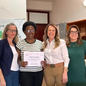 Imagem da notícia ESCOLA DE MODA CELEBRA A FORMATURA DE NOVA TURMA DO CURSO GRATUITO DE COSTURA
