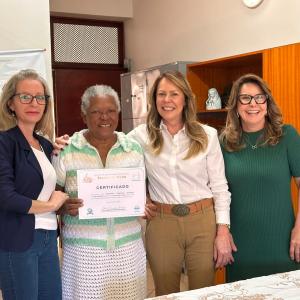 Imagem da notícia ESCOLA DE MODA CELEBRA A FORMATURA DE NOVA TURMA DO CURSO GRATUITO DE COSTURA