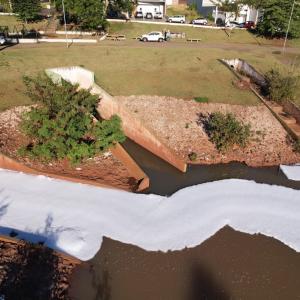 Imagem da notícia PREFEITURA E SAEMJA APURAM DESCARTE IRREGULAR DE PRODUTOS QUÍMICOS NO LAGO DO SILVÉRIO