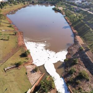 Imagem da notícia PREFEITURA E SAEMJA APURAM DESCARTE IRREGULAR DE PRODUTOS QUÍMICOS NO LAGO DO SILVÉRIO