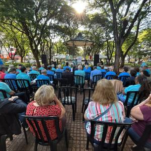 Imagem da notícia DIA DOS PAIS É CELEBRADO COM MÚSICA, ORAÇÃO E ALEGRIA NA PRAÇA DA REPÚBLICA