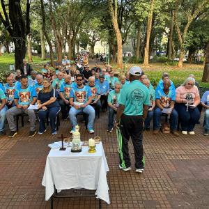 Imagem da notícia DIA DOS PAIS É CELEBRADO COM MÚSICA, ORAÇÃO E ALEGRIA NA PRAÇA DA REPÚBLICA