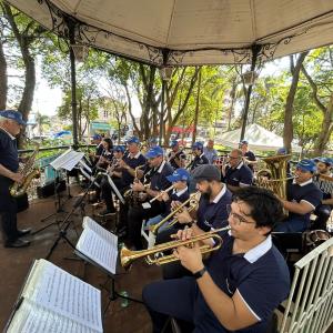 Imagem da notícia DIA DOS PAIS É CELEBRADO COM MÚSICA, ORAÇÃO E ALEGRIA NA PRAÇA DA REPÚBLICA
