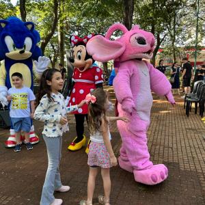 Imagem da notícia DIA DOS PAIS É CELEBRADO COM MÚSICA, ORAÇÃO E ALEGRIA NA PRAÇA DA REPÚBLICA