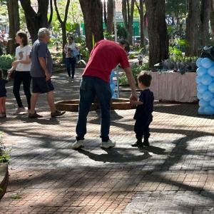 Imagem da notícia DIA DOS PAIS É CELEBRADO COM MÚSICA, ORAÇÃO E ALEGRIA NA PRAÇA DA REPÚBLICA