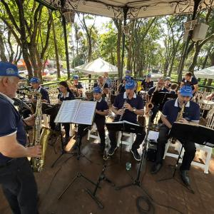 Imagem da notícia DIA DOS PAIS É CELEBRADO COM MÚSICA, ORAÇÃO E ALEGRIA NA PRAÇA DA REPÚBLICA