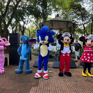 Imagem da notícia DIA DOS PAIS É CELEBRADO COM MÚSICA, ORAÇÃO E ALEGRIA NA PRAÇA DA REPÚBLICA
