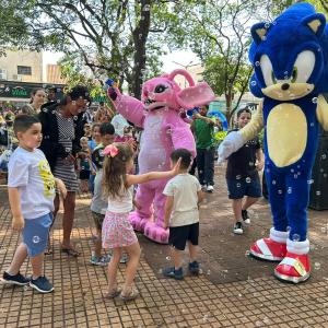 Imagem da notícia DIA DOS PAIS É CELEBRADO COM MÚSICA, ORAÇÃO E ALEGRIA NA PRAÇA DA REPÚBLICA