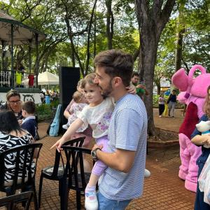 Imagem da notícia DIA DOS PAIS É CELEBRADO COM MÚSICA, ORAÇÃO E ALEGRIA NA PRAÇA DA REPÚBLICA