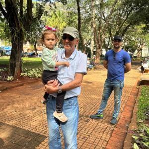 Imagem da notícia DIA DOS PAIS É CELEBRADO COM MÚSICA, ORAÇÃO E ALEGRIA NA PRAÇA DA REPÚBLICA