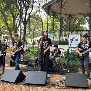 Imagem da notícia DIA DOS PAIS É CELEBRADO COM MÚSICA, ORAÇÃO E ALEGRIA NA PRAÇA DA REPÚBLICA