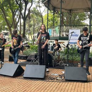 Imagem da notícia DIA DOS PAIS É CELEBRADO COM MÚSICA, ORAÇÃO E ALEGRIA NA PRAÇA DA REPÚBLICA