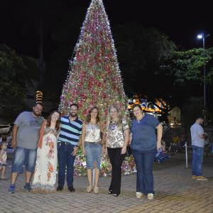 Imagem da notícia Fundo Social de Solidariedade e Secretaria de Cultura e Turismo inauguram Árvore do Projeto “Natal Espetacular” - FOTOS
