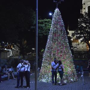 Imagem da notícia Fundo Social de Solidariedade e Secretaria de Cultura e Turismo inauguram Árvore do Projeto “Natal Espetacular” - FOTOS