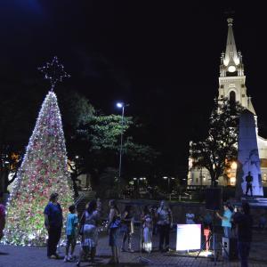 Imagem da notícia Fundo Social de Solidariedade e Secretaria de Cultura e Turismo inauguram Árvore do Projeto “Natal Espetacular” - FOTOS