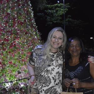 Imagem da notícia Fundo Social de Solidariedade e Secretaria de Cultura e Turismo inauguram Árvore do Projeto “Natal Espetacular” - FOTOS