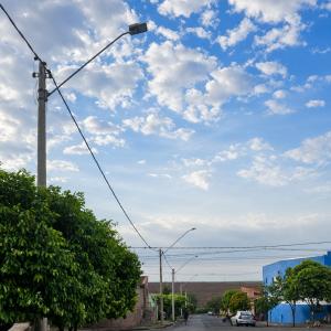 Imagem da notícia RUA DO CONJUNTO HABITACIONAL BAIANO DA BOMBA GANHA ILUMINAÇÃO PÚBLICA