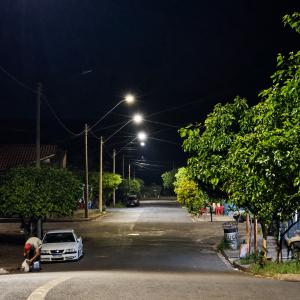 Imagem da notícia RUA DO CONJUNTO HABITACIONAL BAIANO DA BOMBA GANHA ILUMINAÇÃO PÚBLICA