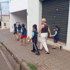 Imagem da notícia CRIANÇAS LEVAM MENSAGENS DE CUIDADO E VALORIZAÇÃO DA VIDA À COMUNIDADE
