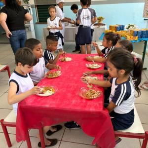 Imagem da notícia MERENDA ESPECIAL DE DIA DAS CRIANÇAS COMEÇA A SER SERVIDA EM ESCOLAS PÚBLICAS DA CIDADE