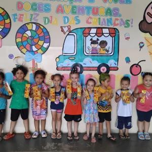 Imagem da notícia ALUNOS DA REDE MUNICIPAL RECEBEM DOCES EM COMEMORAÇÃO AO DIA DAS CRIANÇAS!