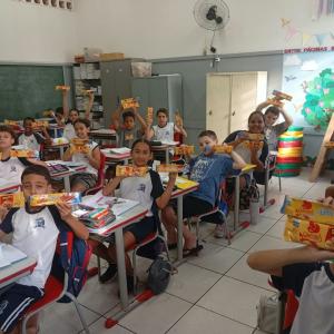 Imagem da notícia ALUNOS DA REDE MUNICIPAL RECEBEM DOCES EM COMEMORAÇÃO AO DIA DAS CRIANÇAS!