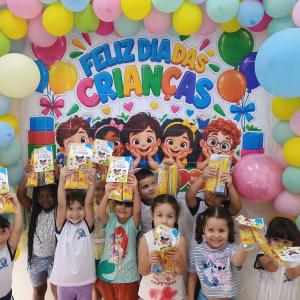 Imagem da notícia ALUNOS DA REDE MUNICIPAL RECEBEM DOCES EM COMEMORAÇÃO AO DIA DAS CRIANÇAS!