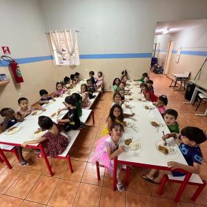 Imagem da notícia ALUNOS DA REDE MUNICIPAL RECEBEM DOCES EM COMEMORAÇÃO AO DIA DAS CRIANÇAS!