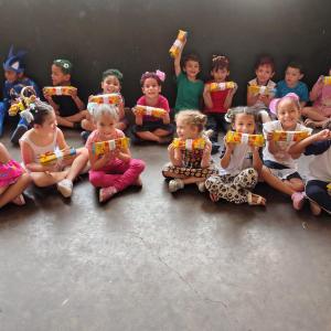 Imagem da notícia ALUNOS DA REDE MUNICIPAL RECEBEM DOCES EM COMEMORAÇÃO AO DIA DAS CRIANÇAS!