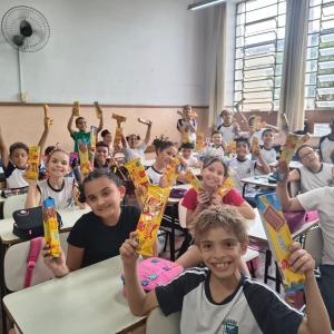 Imagem da notícia ALUNOS DA REDE MUNICIPAL RECEBEM DOCES EM COMEMORAÇÃO AO DIA DAS CRIANÇAS!