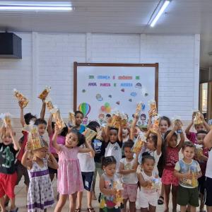 Imagem da notícia ALUNOS DA REDE MUNICIPAL RECEBEM DOCES EM COMEMORAÇÃO AO DIA DAS CRIANÇAS!