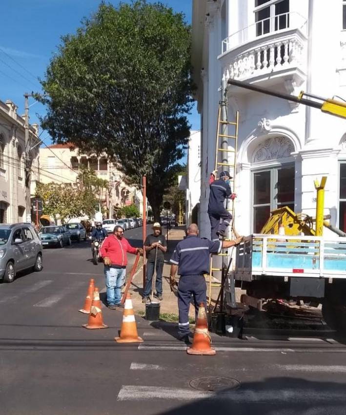 PREFEITURA INSTALA SEMÁFORO NO CENTRO