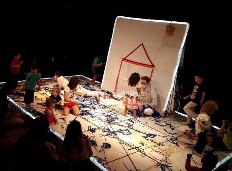 TEATRO PARA BEBÊS É SUCESSO ENTRE CRIANÇAS E ADULTOS  