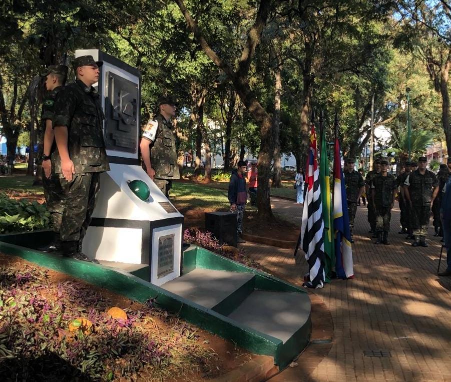ATO CÍVICO CELEBRA REVOLUÇÃO CONSTITUCIONALISTA DE 1932  
